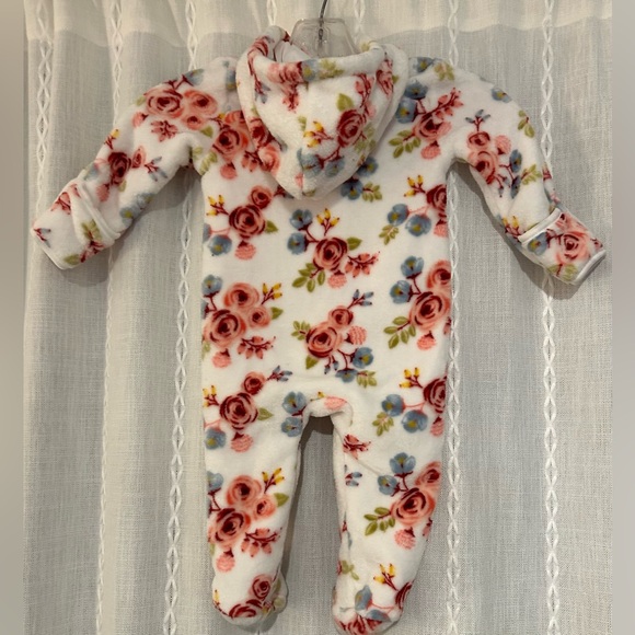 Le Top Bebe, sleeper, onesie. Pink floral patter sz. 6-9 mos. - Picture 8 of 13